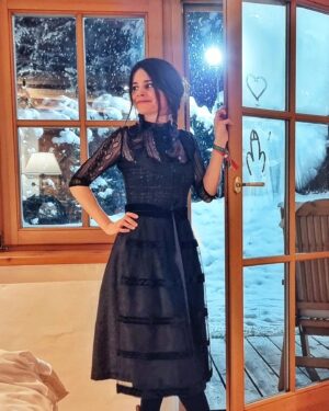 Joyce Ilg Instagram - 🖤❄😂
Kleiner Atmosphere-Switch im Swipe...

#Dirndl #Wednesday #Snow #Winterwonderland