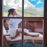 Joyce Ilg Instagram – Putzt der sich einfach während meines Shootings im Hintergrund die Zähne 😂 @marc_rene_lochmann 

#österreich🇦🇹 #berge #bademantel