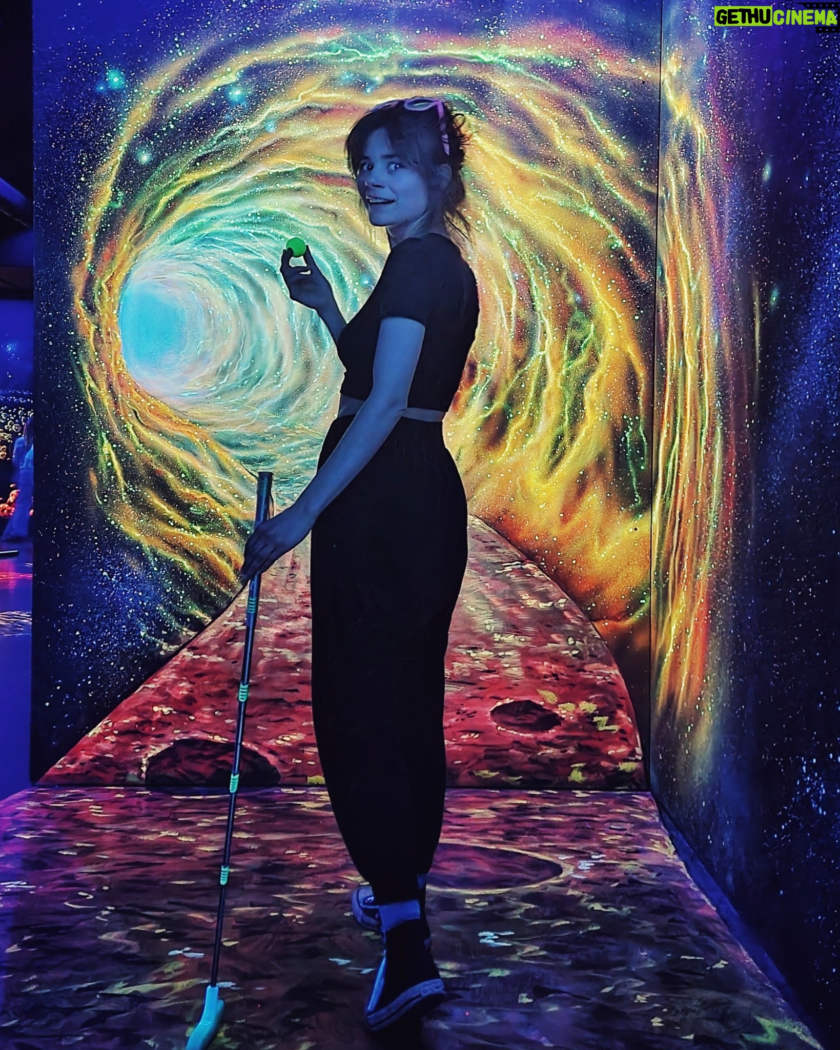 Joyce Ilg Instagram - #freethenipple 😂 Wart ihr schonmal beim 3D-Schwarzlicht-Minigolf? Gibt in Köln sogar 2 Stellen, wo man das spielen kann und man hat gleichzeitig das Gefühl, man wäre in einer Kunstausstellung. Hab ich Mama @claudia_ilg zum Geburtstag geschenkt und wir habens vorletzte Woche eingelöst. #Schwarzlicht #Minigolf #Schwarzlichtminigolf #universe