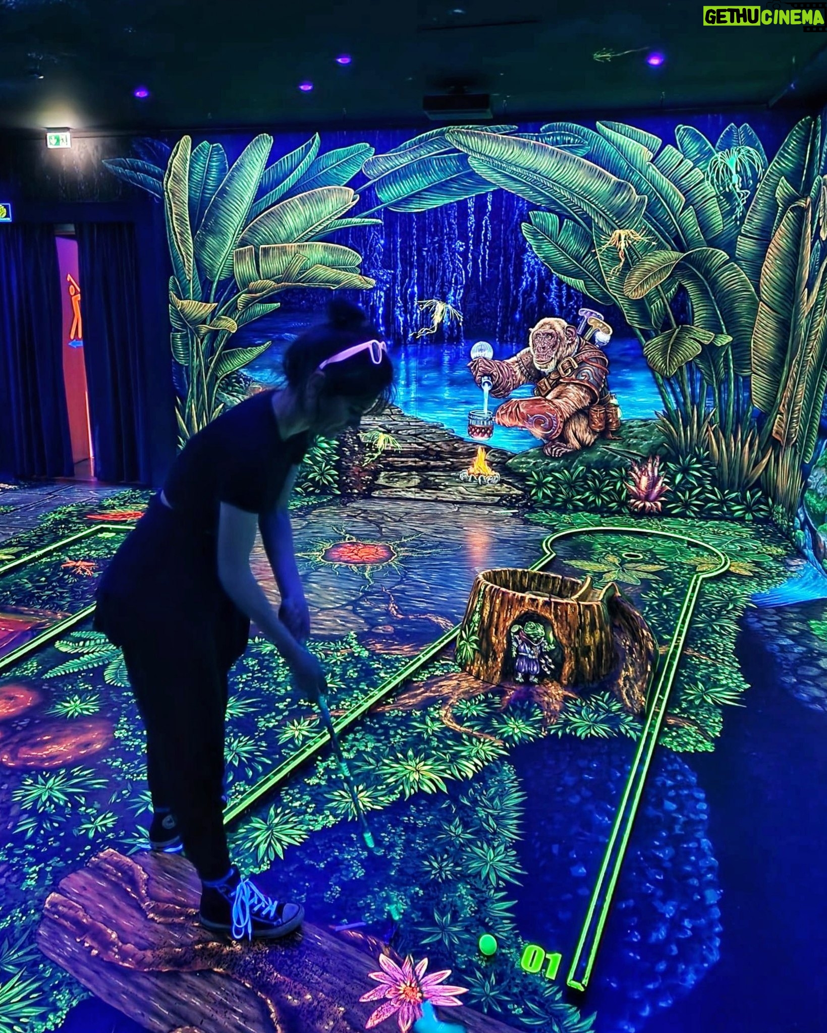 Joyce Ilg Instagram - #freethenipple 😂 Wart ihr schonmal beim 3D-Schwarzlicht-Minigolf? Gibt in Köln sogar 2 Stellen, wo man das spielen kann und man hat gleichzeitig das Gefühl, man wäre in einer Kunstausstellung. Hab ich Mama @claudia_ilg zum Geburtstag geschenkt und wir habens vorletzte Woche eingelöst. #Schwarzlicht #Minigolf #Schwarzlichtminigolf #universe