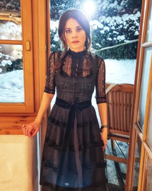 Joyce Ilg Instagram - 🖤❄😂
Kleiner Atmosphere-Switch im Swipe...

#Dirndl #Wednesday #Snow #Winterwonderland