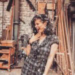 Joyce Ilg Instagram – *Werbung 👂👂Joyce macht Radau in der Werkstatt 😂 Also ich hör nix! Ihr? Meine #GalaxyBudsPro haben active noise cancelling & damit hört man nur, was man auch hören will 😂. Aber Achtung: Bei gewissen Arbeiten in einer Werkstatt braucht es Sicherheitskopfhörer! So, jetzt würde ich vorschlagen: Mucke an & eine Runde tanzen wo auch immer ihr grade seid, ob Werkstatt, Büro, Schulhof, Mensa, auf der Straße oder unter einer Brücke. Wer traut sich und machts wirklich? 😂🤷🏻‍♀️ Ich reposte gerne Storys davon… Die Werkstatt ist übrigens vom Papa meiner besten Freundin. Ich liebe diesen Ort! #TeamGalaxy #GalaxyWatch4  @samsunggermany