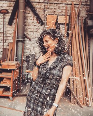 Joyce Ilg Instagram - *Werbung 👂👂Joyce macht Radau in der Werkstatt 😂 Also ich hör nix! Ihr? Meine #GalaxyBudsPro haben active noise cancelling & damit hört man nur, was man auch hören will 😂. Aber Achtung: Bei gewissen Arbeiten in einer Werkstatt braucht es Sicherheitskopfhörer! So, jetzt würde ich vorschlagen: Mucke an & eine Runde tanzen wo auch immer ihr grade seid, ob Werkstatt, Büro, Schulhof, Mensa, auf der Straße oder unter einer Brücke. Wer traut sich und machts wirklich? 😂🤷🏻‍♀️ Ich reposte gerne Storys davon... Die Werkstatt ist übrigens vom Papa meiner besten Freundin. Ich liebe diesen Ort! #TeamGalaxy #GalaxyWatch4  @samsunggermany