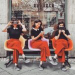 Joyce Ilg Instagram – *Werbung
Augen zu, Ohren zu, Mund zu 🙈🙉🙊 mit meinem #GalaxyFold3 und den #GalaxyBudsPro > und hier mal wieder was zum Nachdenken:

Manchmal ist das gut: Einfach mal die Augen schließen und in sich selbst hineinhorchen. Einfach mal die Ohren zu, Musik drauf und die Welt um einen herum ausblenden und lächeln, wenn mal wieder auf der Straße rumgepöbelt wird. Einfach mal die Klappe halten und erstmal nachdenken 😂, bevor man Sachen im Affekt sagt, die man hinterher bereut.

Manchmal ist es auch andersrum. Da sollte man nicht wegschauen, weghören und stattdessen den Mund aufmachen. 

Wenn ihr euch selbst gut kennt und auf euer Herz hört, dann wisst ihr, wann was angebracht ist. ❤️

PS: Das faltbare Fold von @samsunggermany ist echt ein Hingucker, wenn man es aus der Tasche holt 😍! Achso und wischt mal nach links 😂

#TeamGalaxy