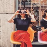 Joyce Ilg Instagram – *Werbung
Augen zu, Ohren zu, Mund zu 🙈🙉🙊 mit meinem #GalaxyFold3 und den #GalaxyBudsPro > und hier mal wieder was zum Nachdenken:

Manchmal ist das gut: Einfach mal die Augen schließen und in sich selbst hineinhorchen. Einfach mal die Ohren zu, Musik drauf und die Welt um einen herum ausblenden und lächeln, wenn mal wieder auf der Straße rumgepöbelt wird. Einfach mal die Klappe halten und erstmal nachdenken 😂, bevor man Sachen im Affekt sagt, die man hinterher bereut.

Manchmal ist es auch andersrum. Da sollte man nicht wegschauen, weghören und stattdessen den Mund aufmachen. 

Wenn ihr euch selbst gut kennt und auf euer Herz hört, dann wisst ihr, wann was angebracht ist. ❤️

PS: Das faltbare Fold von @samsunggermany ist echt ein Hingucker, wenn man es aus der Tasche holt 😍! Achso und wischt mal nach links 😂

#TeamGalaxy