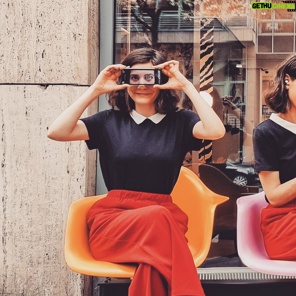 Joyce Ilg Instagram - *Werbung Augen zu, Ohren zu, Mund zu 🙈🙉🙊 mit meinem #GalaxyFold3 und den #GalaxyBudsPro > und hier mal wieder was zum Nachdenken: Manchmal ist das gut: Einfach mal die Augen schließen und in sich selbst hineinhorchen. Einfach mal die Ohren zu, Musik drauf und die Welt um einen herum ausblenden und lächeln, wenn mal wieder auf der Straße rumgepöbelt wird. Einfach mal die Klappe halten und erstmal nachdenken 😂, bevor man Sachen im Affekt sagt, die man hinterher bereut. Manchmal ist es auch andersrum. Da sollte man nicht wegschauen, weghören und stattdessen den Mund aufmachen. Wenn ihr euch selbst gut kennt und auf euer Herz hört, dann wisst ihr, wann was angebracht ist. ❤️ PS: Das faltbare Fold von @samsunggermany ist echt ein Hingucker, wenn man es aus der Tasche holt 😍! Achso und wischt mal nach links 😂 #TeamGalaxy