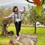 Joyce Ilg Instagram – Ich stehe zum 1. Mal im Garten des Hauses, in dem meine Omi aufgewachsen ist. Stimmt nicht ganz, ich war als Kind schon dort. Erinnere mich aber nicht mehr daran, außer an meine Uroma – die hab ich noch vor Augen. Allerdings war da, wo jetzt der Garten ist, damals ein Kartoffelacker neben dem Haus. Der süße Vierbeiner auf Bild 3 wohnt dort mittlerweile zusammen mit Omas Nichte, die ich endlich kennengelernt habe. Auf Bild 4 seht ihr meine Oma & das Haus. In meiner Story zeige ich, welcher Teil noch aussieht wie damals. Ich habe gestern eine Reise in die Vergangenheit meiner Familie & zu meinen Wurzeln gemacht, ich habe mir die Orte angeschaut & den Teil meiner großen Familie dort väterlicherseits kennengelernt, die ich aus den Erzählungen meiner Oma kenne. Es war so schön & berührend. Ich kann nur jedem empfehlen, den Geschichten der Großeltern zu lauschen und mit ihnen die Zeit bewusst zu nutzen. Ihre Geschichte hat euch geprägt. ❤ 

#family #oma #memories #throwback #backtotheroots #kindheit