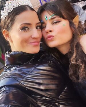 Joyce Ilg Instagram - 3x Kölle Alaaf & 3 Kostüme hatte ich: Drache 🐉, Wednesday (mit meiner Sis als Wednesdays Mitbewohnerin Enid) 🖤 & Elfe 🧝‍♀️ Wie habt ihr euch kostümiert? Oder mögt ihr kein Karneval und kostümieren? 😂 Ich als eschtes kölsches Mädsche liebe ich es natürlich! Hab mit Family & Friends 4 von 6 Tagen gefeiert und 2 ausgesetzt. In meiner Story seht ihr noch die Reste von gestern und heute 🤣 #KölleAlaaf #Karneval #Kostüm #fünfteJahreszeit