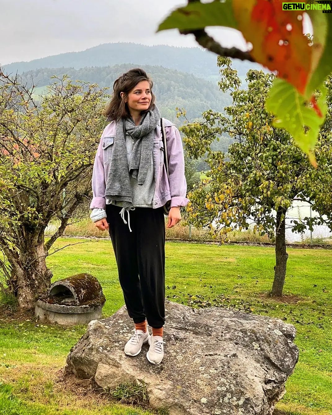 Joyce Ilg Instagram - Ich stehe zum 1. Mal im Garten des Hauses, in dem meine Omi aufgewachsen ist. Stimmt nicht ganz, ich war als Kind schon dort. Erinnere mich aber nicht mehr daran, außer an meine Uroma - die hab ich noch vor Augen. Allerdings war da, wo jetzt der Garten ist, damals ein Kartoffelacker neben dem Haus. Der süße Vierbeiner auf Bild 3 wohnt dort mittlerweile zusammen mit Omas Nichte, die ich endlich kennengelernt habe. Auf Bild 4 seht ihr meine Oma & das Haus. In meiner Story zeige ich, welcher Teil noch aussieht wie damals. Ich habe gestern eine Reise in die Vergangenheit meiner Familie & zu meinen Wurzeln gemacht, ich habe mir die Orte angeschaut & den Teil meiner großen Familie dort väterlicherseits kennengelernt, die ich aus den Erzählungen meiner Oma kenne. Es war so schön & berührend. Ich kann nur jedem empfehlen, den Geschichten der Großeltern zu lauschen und mit ihnen die Zeit bewusst zu nutzen. Ihre Geschichte hat euch geprägt. ❤ #family #oma #memories #throwback #backtotheroots #kindheit