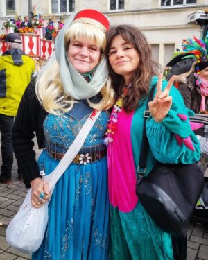 Joyce Ilg Instagram - 3x Kölle Alaaf & 3 Kostüme hatte ich: Drache 🐉, Wednesday (mit meiner Sis als Wednesdays Mitbewohnerin Enid) 🖤 & Elfe 🧝‍♀️ Wie habt ihr euch kostümiert? Oder mögt ihr kein Karneval und kostümieren? 😂 Ich als eschtes kölsches Mädsche liebe ich es natürlich! Hab mit Family & Friends 4 von 6 Tagen gefeiert und 2 ausgesetzt. In meiner Story seht ihr noch die Reste von gestern und heute 🤣 #KölleAlaaf #Karneval #Kostüm #fünfteJahreszeit