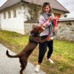 Joyce Ilg Instagram - Ich stehe zum 1. Mal im Garten des Hauses, in dem meine Omi aufgewachsen ist. Stimmt nicht ganz, ich war als Kind schon dort. Erinnere mich aber nicht mehr daran, außer an meine Uroma - die hab ich noch vor Augen. Allerdings war da, wo jetzt der Garten ist, damals ein Kartoffelacker neben dem Haus. Der süße Vierbeiner auf Bild 3 wohnt dort mittlerweile zusammen mit Omas Nichte, die ich endlich kennengelernt habe. Auf Bild 4 seht ihr meine Oma & das Haus. In meiner Story zeige ich, welcher Teil noch aussieht wie damals. Ich habe gestern eine Reise in die Vergangenheit meiner Familie & zu meinen Wurzeln gemacht, ich habe mir die Orte angeschaut & den Teil meiner großen Familie dort väterlicherseits kennengelernt, die ich aus den Erzählungen meiner Oma kenne. Es war so schön & berührend. Ich kann nur jedem empfehlen, den Geschichten der Großeltern zu lauschen und mit ihnen die Zeit bewusst zu nutzen. Ihre Geschichte hat euch geprägt. ❤ #family #oma #memories #throwback #backtotheroots #kindheit