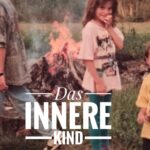 Joyce Ilg Instagram - ❤ Selbstliebe/Selbstwertgefühl/Selbstvertrauen ❤ > Dafür sind unsere Kindheit und unser heute noch inneres Kind enorm wichtig. Durch Liebe & Aufmerksamkeit kommt es mehr ins Urvertrauen & somit ins Selbstvertrauen, denn dieses bildet sich ja vor allem in der Kindheit. Dieses Vertrauen in die Welt und einen selbst ist meist durch frühkindliche Erfahrungen gestört > das müssen nicht immer krasse Vorkommnisse sein, sondern es reichen einzelne Sätze, die uns geprägt haben. Das kann zB ein Vergleich mit Geschwistern sein "Warum schafft dein Bruder/deine Schwester es immer gute Noten mit nach Hause zu bringen und du nicht? Das kann doch nicht so schwer sein". Eine Zeit, die mich geprägt hat, waren zB die Jahre, die ich als Kind wegen meiner Skoliose (Wirbelsäulenverkrümmung) im Korsett verbracht habe. Das auf dem Bild bin übrigens ich 😊 und die kleine Joyce in mir liebt es immer noch die Welt zu entdecken. Wie damals. Daher befasse ich mich auch mit so vielen Themen. Schaut die Texte in der Bilderreihe mal durch & schreibt eure Erfahrungen in die Kommentare, wenn ihr mögt. #Kindheit #Selbstliebe #Vertrauen #Mindset
