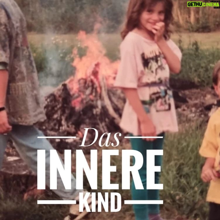 Joyce Ilg Instagram - ❤ Selbstliebe/Selbstwertgefühl/Selbstvertrauen ❤ > Dafür sind unsere Kindheit und unser heute noch inneres Kind enorm wichtig. Durch Liebe & Aufmerksamkeit kommt es mehr ins Urvertrauen & somit ins Selbstvertrauen, denn dieses bildet sich ja vor allem in der Kindheit. Dieses Vertrauen in die Welt und einen selbst ist meist durch frühkindliche Erfahrungen gestört > das müssen nicht immer krasse Vorkommnisse sein, sondern es reichen einzelne Sätze, die uns geprägt haben. Das kann zB ein Vergleich mit Geschwistern sein "Warum schafft dein Bruder/deine Schwester es immer gute Noten mit nach Hause zu bringen und du nicht? Das kann doch nicht so schwer sein". Eine Zeit, die mich geprägt hat, waren zB die Jahre, die ich als Kind wegen meiner Skoliose (Wirbelsäulenverkrümmung) im Korsett verbracht habe. Das auf dem Bild bin übrigens ich 😊 und die kleine Joyce in mir liebt es immer noch die Welt zu entdecken. Wie damals. Daher befasse ich mich auch mit so vielen Themen. Schaut die Texte in der Bilderreihe mal durch & schreibt eure Erfahrungen in die Kommentare, wenn ihr mögt. #Kindheit #Selbstliebe #Vertrauen #Mindset