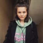 Joyce Ilg Instagram – Warum posten Menschen Selfies? Das frage ich mich öfters 😂 und die Antworten, die mir in den Sinn kommen, sind meist nicht grade supi. Warum ich dieses Selfie poste? Weil ich lange nix hochgeladen hab und ich auf die Schnelle nix andres hatte. Und um ehrlich zu sein, weil ich mich an diesem Tag sehr gerne mochte und gerne angesehen hab. Ich find das Foto cool und gleichzeitig finde ich mich ziemlich sweet drauf 😂. Irgendwie finde ich, bin das auch so ziemlich ich. Dieses Bild ist typisch ich für mich. Zumindest an vielen Tagen. Und was sagt das jetzt über mich, dass ich das poste? Dass ich arrogant bin? Oder aber dass ich mich selbst mag und das ist wichtig, Selbstliebe und so? Oder aber dass ich Bestätigung brauche? Oder zeigen möchte, guckt mal, ich bin cool und sweet. Oder aber ist es einfach nur, weil ich in der Caption ein bisschen rumphilosophieren wollte?… Fragen über Fragen. Mir selbst Fragen über mich, das Leben und die Menschen stellen ist übrigens mein daily shit, Leidenschaft und Hobby. #selfietime