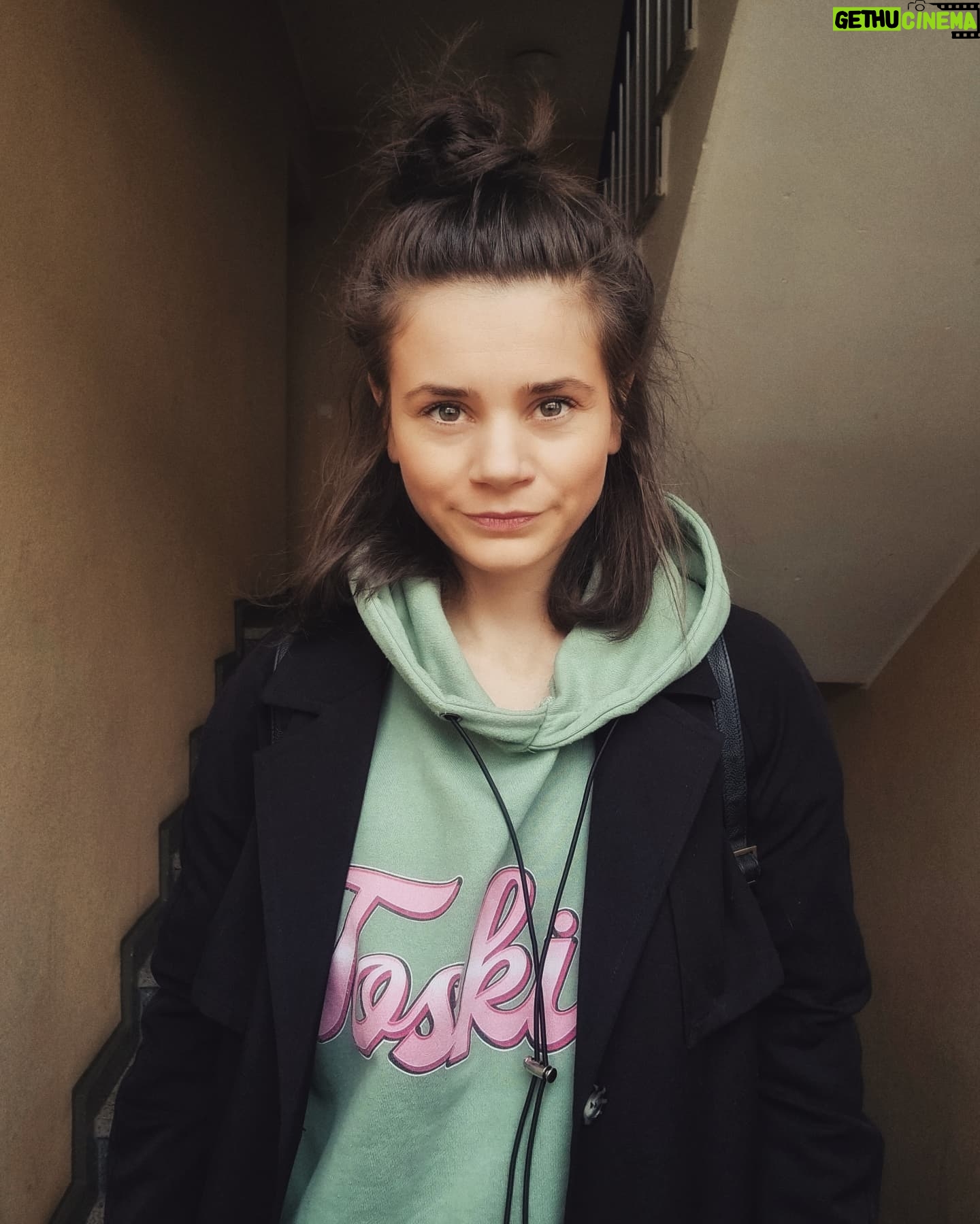 Joyce Ilg Instagram - Warum posten Menschen Selfies? Das frage ich mich öfters 😂 und die Antworten, die mir in den Sinn kommen, sind meist nicht grade supi. Warum ich dieses Selfie poste? Weil ich lange nix hochgeladen hab und ich auf die Schnelle nix andres hatte. Und um ehrlich zu sein, weil ich mich an diesem Tag sehr gerne mochte und gerne angesehen hab. Ich find das Foto cool und gleichzeitig finde ich mich ziemlich sweet drauf 😂. Irgendwie finde ich, bin das auch so ziemlich ich. Dieses Bild ist typisch ich für mich. Zumindest an vielen Tagen. Und was sagt das jetzt über mich, dass ich das poste? Dass ich arrogant bin? Oder aber dass ich mich selbst mag und das ist wichtig, Selbstliebe und so? Oder aber dass ich Bestätigung brauche? Oder zeigen möchte, guckt mal, ich bin cool und sweet. Oder aber ist es einfach nur, weil ich in der Caption ein bisschen rumphilosophieren wollte?... Fragen über Fragen. Mir selbst Fragen über mich, das Leben und die Menschen stellen ist übrigens mein daily shit, Leidenschaft und Hobby. #selfietime
