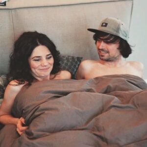 Joyce Ilg Instagram - Na, wer kennt's? 😂 #couple #couplegoals #Bett #Pärchen #Schlafzimmer @chrishalb12