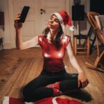Joyce Ilg Instagram - *Werbung 🎅❤️ Ich wünsche mir zu Weihnachten leuchtende Nippel 😂. Und ihr so? Ich hab grade wieder Kater-Gaston-Besuch und wir schauen manchmal zusammen ein paar Weihnachtsfilme auf dem #GalaxyFold3 - das große Display bietet sich mega an für sowas, denn dann bin ich nicht auf dem Sofa gefangen, sondern kanns mit in die Küche neben, aufs Klo oder wohin auch immer. #SamsungXmasMoments #TeamGalaxy @samsunggermany