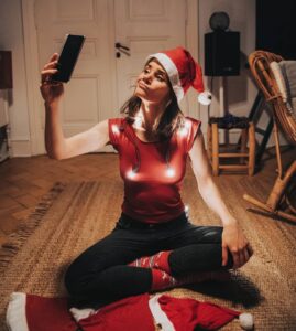 Joyce Ilg Instagram - *Werbung 🎅❤️ Ich wünsche mir zu Weihnachten leuchtende Nippel 😂. Und ihr so? Ich hab grade wieder Kater-Gaston-Besuch und wir schauen manchmal zusammen ein paar Weihnachtsfilme auf dem #GalaxyFold3 - das große Display bietet sich mega an für sowas, denn dann bin ich nicht auf dem Sofa gefangen, sondern kanns mit in die Küche neben, aufs Klo oder wohin auch immer. #SamsungXmasMoments #TeamGalaxy @samsunggermany