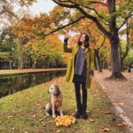 Joyce Ilg Instagram - *Werbung 🍁🍂🍏❤ fall in love with fall 🍁🍂🍏❤ Ich liebe die goldenen Herbstspaziergänge, vor allem mit Susi und Shanny 😊. Falls ihr das auch fühlt, könnt ihr mit euren tollen Herbstbildern vom 25.-31.10. an der Herbstgefühle-Challenge von @samsunggermany teilnehmen, indem ihr die Hashtags #SCWherbstgefühle und #SamsungGermany nutzt. Weitere Infos findet ihr in meiner Story. Es gibt u.a. ein paar Samsung Produkte zu gewinnen. #GalaxyZFold3 #withGalaxy #TeamGalaxy