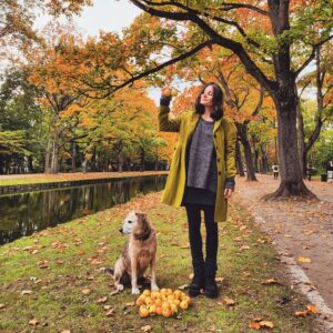 Joyce Ilg Instagram - *Werbung 🍁🍂🍏❤ fall in love with fall 🍁🍂🍏❤
Ich liebe die goldenen Herbstspaziergänge, vor allem mit Susi und Shanny 😊. Falls ihr das auch fühlt, könnt ihr mit euren tollen Herbstbildern vom 25.-31.10. an der Herbstgefühle-Challenge von @samsunggermany teilnehmen, indem ihr die Hashtags #SCWherbstgefühle und #SamsungGermany nutzt. Weitere Infos findet ihr in meiner Story. Es gibt u.a. ein paar Samsung Produkte zu gewinnen.
#GalaxyZFold3 #withGalaxy #TeamGalaxy
