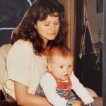 Joyce Ilg Instagram - Alles Liebe zum Muttertag, Mami! ❤ Danke, dass es dich gibt. Danke für all deine Liebe. Danke, dass du uns mit so viel Freigeist so liebevoll großgezogen hast. Danke, dass du immer wie eine Freundin und eine Mama in einer Person warst, mit der man offen sprechen konnte und sich sicher und geborgen gefühlt hat. Danke, dass man mit dir soooo viel lachen kann und du so viel Freude und Lockerheit in mein Leben bringst. Danke, dass Esthi & ich existieren und dass wir sind wie wir sind, denn ohne dich wäre das nicht so. Danke für einfach alles, was du für mich/uns getan hast. Ich liebe dich unendlich doll & für immer! @claudia_ilg Ach übrigens, das Baby bin ich 😂 glaubt mir oft keiner. #Muttertag #unendlicheLiebe #dankeMama