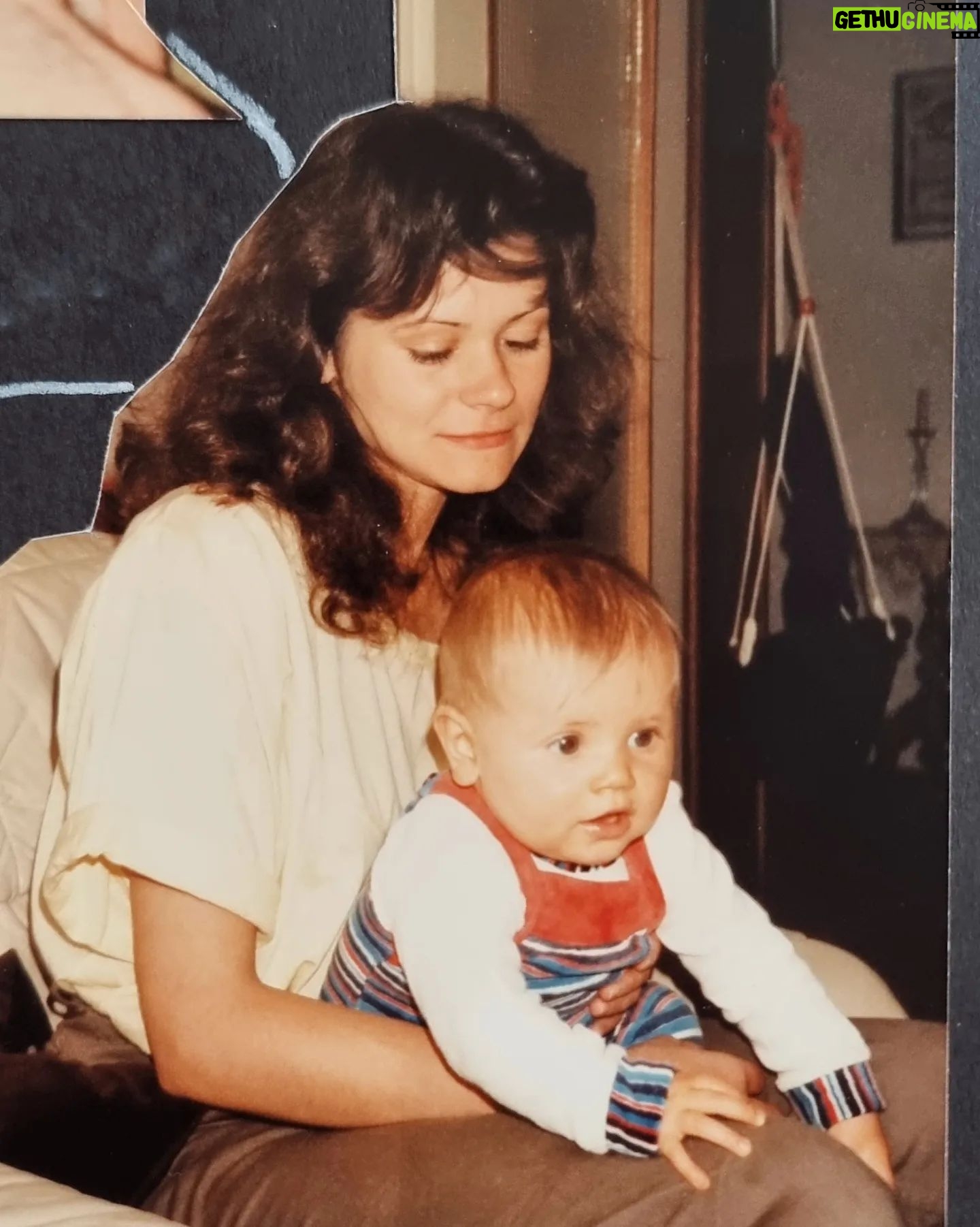 Joyce Ilg Instagram - Alles Liebe zum Muttertag, Mami! ❤ Danke, dass es dich gibt. Danke für all deine Liebe. Danke, dass du uns mit so viel Freigeist so liebevoll großgezogen hast. Danke, dass du immer wie eine Freundin und eine Mama in einer Person warst, mit der man offen sprechen konnte und sich sicher und geborgen gefühlt hat. Danke, dass man mit dir soooo viel lachen kann und du so viel Freude und Lockerheit in mein Leben bringst. Danke, dass Esthi & ich existieren und dass wir sind wie wir sind, denn ohne dich wäre das nicht so. Danke für einfach alles, was du für mich/uns getan hast. Ich liebe dich unendlich doll & für immer! @claudia_ilg Ach übrigens, das Baby bin ich 😂 glaubt mir oft keiner. #Muttertag #unendlicheLiebe #dankeMama