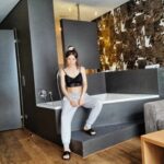 Joyce Ilg Instagram – Waschen tu ich mich nicht so oft, aber baden lieb ich 😂 Und ihr? Zuhause hab ich keine Wanne, aber wenn ich im Hotel eine hab, dann wäscht sich die Joyce auch mal gern 😍💪

#duschenistüberbewertet 🚿  #badewannenliebe 🛁