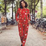 Joyce Ilg Instagram – Schon Weihnachtssachen am Start? 🎅 Schon Geschenke geholt, Glühwein getrunken, Plätzchen gebacken, Lebkuchen ausm Supermarkt zuhause, …? 😂 Ich gebe zu, meinen Xmas-Pyjama trage ich ganzjährig und ortsunabhängig 😂 sehr zeitlos das Teil…

#xmas #pyjama #Weihnachten #ootd #xmasstyle