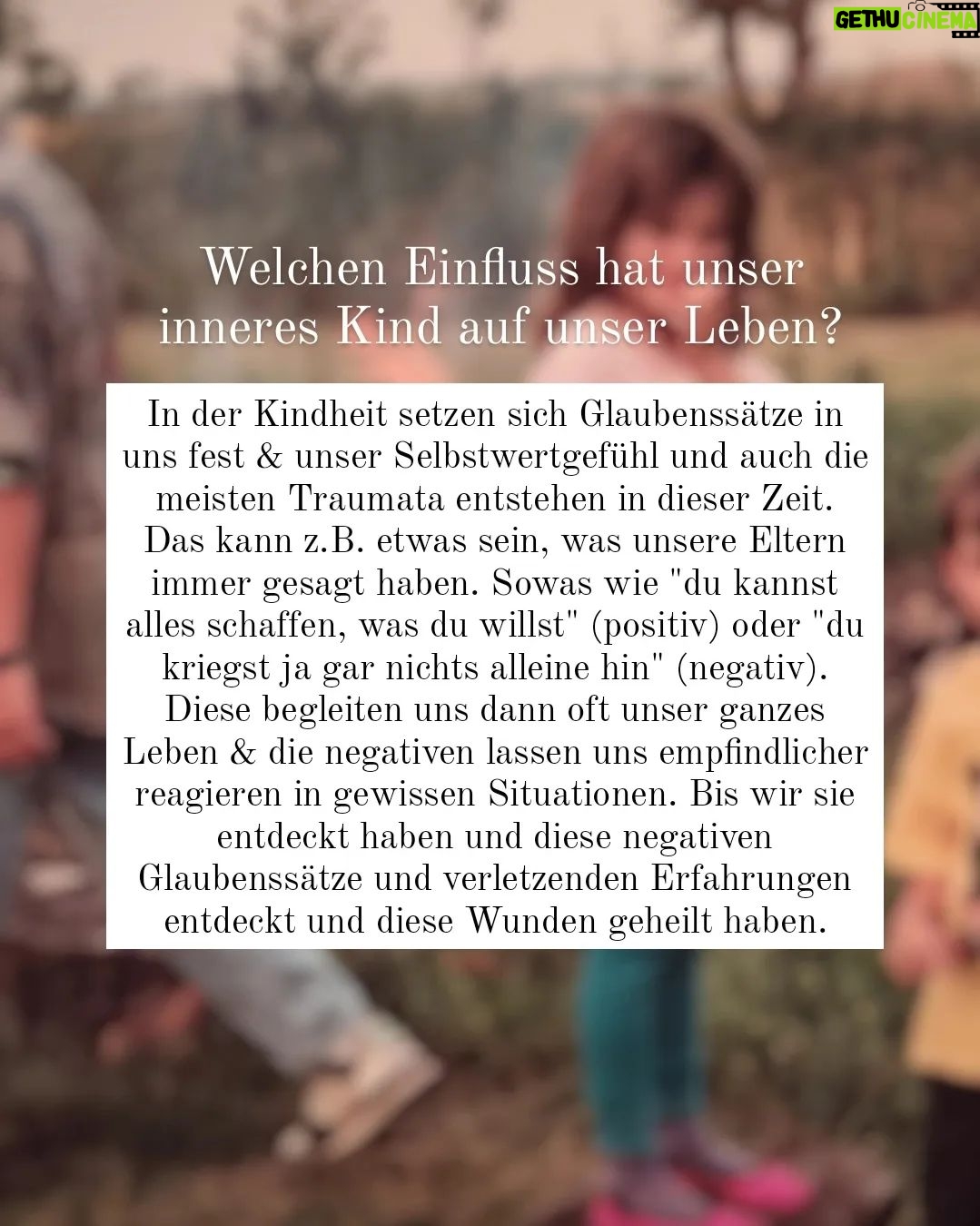 Joyce Ilg Instagram - ❤ Selbstliebe/Selbstwertgefühl/Selbstvertrauen ❤ > Dafür sind unsere Kindheit und unser heute noch inneres Kind enorm wichtig. Durch Liebe & Aufmerksamkeit kommt es mehr ins Urvertrauen & somit ins Selbstvertrauen, denn dieses bildet sich ja vor allem in der Kindheit. Dieses Vertrauen in die Welt und einen selbst ist meist durch frühkindliche Erfahrungen gestört > das müssen nicht immer krasse Vorkommnisse sein, sondern es reichen einzelne Sätze, die uns geprägt haben. Das kann zB ein Vergleich mit Geschwistern sein "Warum schafft dein Bruder/deine Schwester es immer gute Noten mit nach Hause zu bringen und du nicht? Das kann doch nicht so schwer sein". Eine Zeit, die mich geprägt hat, waren zB die Jahre, die ich als Kind wegen meiner Skoliose (Wirbelsäulenverkrümmung) im Korsett verbracht habe. Das auf dem Bild bin übrigens ich 😊 und die kleine Joyce in mir liebt es immer noch die Welt zu entdecken. Wie damals. Daher befasse ich mich auch mit so vielen Themen. Schaut die Texte in der Bilderreihe mal durch & schreibt eure Erfahrungen in die Kommentare, wenn ihr mögt. #Kindheit #Selbstliebe #Vertrauen #Mindset