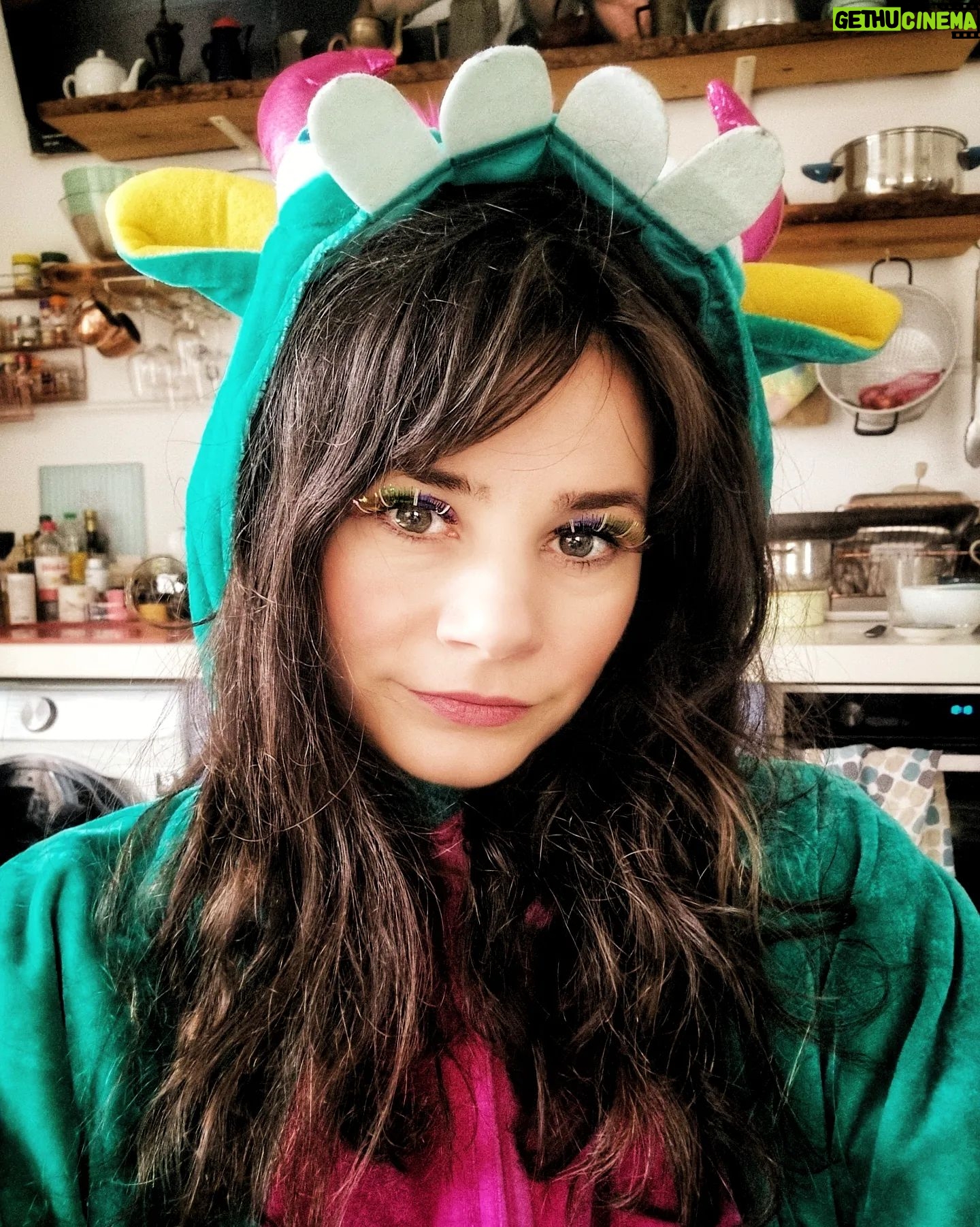 Joyce Ilg Instagram - 3x Kölle Alaaf & 3 Kostüme hatte ich: Drache 🐉, Wednesday (mit meiner Sis als Wednesdays Mitbewohnerin Enid) 🖤 & Elfe 🧝♀️ Wie habt ihr euch kostümiert? Oder mögt ihr kein Karneval und kostümieren? 😂 Ich als eschtes kölsches Mädsche liebe ich es natürlich! Hab mit Family & Friends 4 von 6 Tagen gefeiert und 2 ausgesetzt. In meiner Story seht ihr noch die Reste von gestern und heute 🤣 #KölleAlaaf #Karneval #Kostüm #fünfteJahreszeit