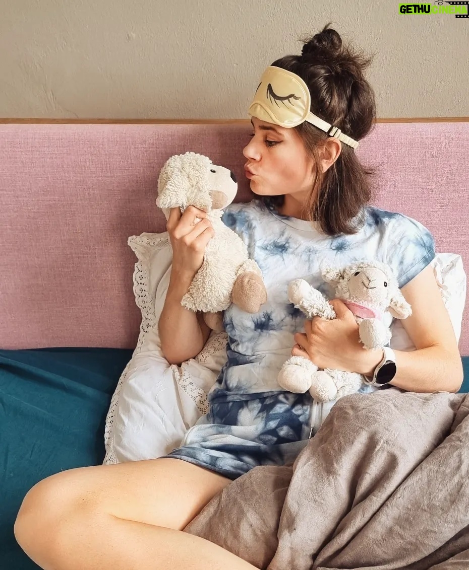 Joyce Ilg Instagram - *Werbung 😴 Seid ihr Typ Albtraum oder Typ süße Träume? Ich keins von beidem. Wache meist morgens auf und weiß nix von meinen Träumen 😂. Ich tracke die letzte Zeit meinen Schlaf mit meiner #GalaxyWatch4, weil Schlaf extrem wichtig ist für unsere körperliche und geistige Gesundheit. Aber nicht nur die Schlafdauer, sondern auch die Qualität spielt eine große Rolle & die kann ich mit der Smartwatch abchecken. In meiner Story hab ich heute auch noch einiges an Infos für euch zu diesem Thema. Checkt sie mal ab, wenn ihr euch damit noch nicht befasst habt. #TeamGalaxy #withGalaxy @samsunggermany #schlaf #sleep #dream