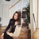 Joyce Ilg Instagram – Kamin an, zuhause gemütlich machen & kuscheln! Ich liebe den Hängesessel, den @i_need_a_window mir mal geschenkt hat. Habt ihr einen besonderen Platz bei euch zuhause, wo ihr gerne chillt? ❤ #home #chillimanilli #autumnvibes #hängesessel #altbauliebe *unbezahlte Werbung wg Verlinkungen