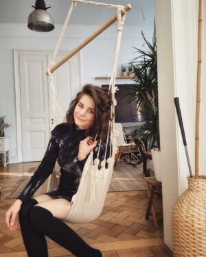 Joyce Ilg Instagram - Kamin an, zuhause gemütlich machen & kuscheln! Ich liebe den Hängesessel, den @i_need_a_window mir mal geschenkt hat. Habt ihr einen besonderen Platz bei euch zuhause, wo ihr gerne chillt? ❤ #home #chillimanilli #autumnvibes #hängesessel #altbauliebe *unbezahlte Werbung wg Verlinkungen