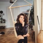 Joyce Ilg Instagram – Kamin an, zuhause gemütlich machen & kuscheln! Ich liebe den Hängesessel, den @i_need_a_window mir mal geschenkt hat. Habt ihr einen besonderen Platz bei euch zuhause, wo ihr gerne chillt? ❤ #home #chillimanilli #autumnvibes #hängesessel #altbauliebe *unbezahlte Werbung wg Verlinkungen