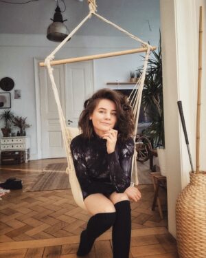 Joyce Ilg Instagram - Kamin an, zuhause gemütlich machen & kuscheln! Ich liebe den Hängesessel, den @i_need_a_window mir mal geschenkt hat. Habt ihr einen besonderen Platz bei euch zuhause, wo ihr gerne chillt? ❤ #home #chillimanilli #autumnvibes #hängesessel #altbauliebe *unbezahlte Werbung wg Verlinkungen