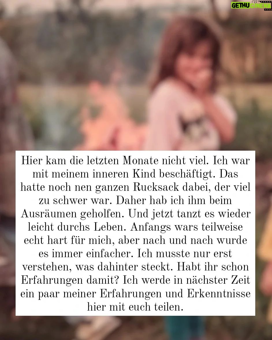 Joyce Ilg Instagram - ❤ Selbstliebe/Selbstwertgefühl/Selbstvertrauen ❤ > Dafür sind unsere Kindheit und unser heute noch inneres Kind enorm wichtig. Durch Liebe & Aufmerksamkeit kommt es mehr ins Urvertrauen & somit ins Selbstvertrauen, denn dieses bildet sich ja vor allem in der Kindheit. Dieses Vertrauen in die Welt und einen selbst ist meist durch frühkindliche Erfahrungen gestört > das müssen nicht immer krasse Vorkommnisse sein, sondern es reichen einzelne Sätze, die uns geprägt haben. Das kann zB ein Vergleich mit Geschwistern sein "Warum schafft dein Bruder/deine Schwester es immer gute Noten mit nach Hause zu bringen und du nicht? Das kann doch nicht so schwer sein". Eine Zeit, die mich geprägt hat, waren zB die Jahre, die ich als Kind wegen meiner Skoliose (Wirbelsäulenverkrümmung) im Korsett verbracht habe. Das auf dem Bild bin übrigens ich 😊 und die kleine Joyce in mir liebt es immer noch die Welt zu entdecken. Wie damals. Daher befasse ich mich auch mit so vielen Themen. Schaut die Texte in der Bilderreihe mal durch & schreibt eure Erfahrungen in die Kommentare, wenn ihr mögt. #Kindheit #Selbstliebe #Vertrauen #Mindset