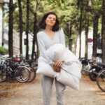 Joyce Ilg Instagram – I am a pyjama lover! ❤🥼 Wer noch? Sobald ich weiß, ich muss an einem Tag nicht mehr aus dem Haus, schmeiße ich mich in meinen Pyjama. Egal, ob um 13 oder um 23 Uhr 😂. Manchmal komm ich auch den ganzen Tag gar nicht raus aus dem Teil, wenn ich nix vor hab. Und wie man sieht, gehe ich sogar so raus. Früher hab ich das tatsächlich oft gemacht, wenn ich morgens um 9 mal ne Runde um den Block Gassi gegangen bin, weil der Hund Pipi musste. Und danach gleich wieder ab ins Bett. #pyjama #pyjamaparty #pajamas