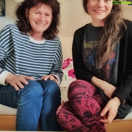 Joyce Ilg Instagram - Mama @claudia_ilg plaudert ein bisschen aus dem Nähkästchen, warum schon früh klar war, dass ich später mal Comedy machen möchte 😂👌 #Kindergeschichten #throwback #prank