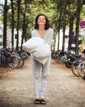 Joyce Ilg Instagram - I am a pyjama lover! ❤🥼 Wer noch? Sobald ich weiß, ich muss an einem Tag nicht mehr aus dem Haus, schmeiße ich mich in meinen Pyjama. Egal, ob um 13 oder um 23 Uhr 😂. Manchmal komm ich auch den ganzen Tag gar nicht raus aus dem Teil, wenn ich nix vor hab. Und wie man sieht, gehe ich sogar so raus. Früher hab ich das tatsächlich oft gemacht, wenn ich morgens um 9 mal ne Runde um den Block Gassi gegangen bin, weil der Hund Pipi musste. Und danach gleich wieder ab ins Bett. #pyjama #pyjamaparty #pajamas