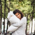 Joyce Ilg Instagram – I am a pyjama lover! ❤🥼 Wer noch? Sobald ich weiß, ich muss an einem Tag nicht mehr aus dem Haus, schmeiße ich mich in meinen Pyjama. Egal, ob um 13 oder um 23 Uhr 😂. Manchmal komm ich auch den ganzen Tag gar nicht raus aus dem Teil, wenn ich nix vor hab. Und wie man sieht, gehe ich sogar so raus. Früher hab ich das tatsächlich oft gemacht, wenn ich morgens um 9 mal ne Runde um den Block Gassi gegangen bin, weil der Hund Pipi musste. Und danach gleich wieder ab ins Bett. #pyjama #pyjamaparty #pajamas