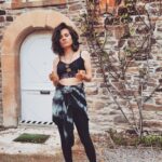 Joyce Ilg Instagram – Welchen Mittelfinger findet ihr am schönsten? Bild 1, 2 oder 3? 🖕🖕🖕 Ich starte heute den #MiMi > MittelfingerMittwoch 😂 mit den Worten: Nehmt das Leben und euch mit den kleinen Macken nicht zu ernst. Lacht mal drüber, wenn ihr mal wieder etwas vermasselt oder den Zug genau verpasst. Es lohnt sich nicht, sich immer wieder über so etwas zu ärgern. Zeigt euch selbst und dem Leben in solchen Momenten einfach mal den Mittelfinger 😂 > Fuck you bad vibes! Ihr könnt mich mal, ich lasse mich davon nicht aufregen, ich lache lieber über mich selbst und mein Leben, wenns mal nicht so rund läuft. Free your mind from unnecessary feelings ❤️✨ #badvibessuck #fuckbadvibes #freeyourmind