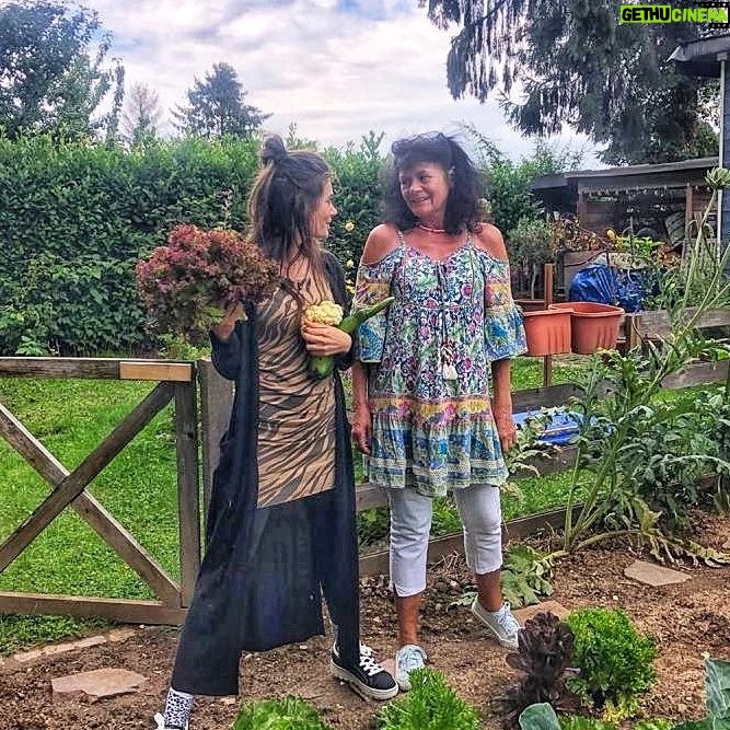 Joyce Ilg Instagram - Alles Liebe zum Muttertag, Mami! ❤ Danke, dass es dich gibt. Danke für all deine Liebe. Danke, dass du uns mit so viel Freigeist so liebevoll großgezogen hast. Danke, dass du immer wie eine Freundin und eine Mama in einer Person warst, mit der man offen sprechen konnte und sich sicher und geborgen gefühlt hat. Danke, dass man mit dir soooo viel lachen kann und du so viel Freude und Lockerheit in mein Leben bringst. Danke, dass Esthi & ich existieren und dass wir sind wie wir sind, denn ohne dich wäre das nicht so. Danke für einfach alles, was du für mich/uns getan hast. Ich liebe dich unendlich doll & für immer! @claudia_ilg Ach übrigens, das Baby bin ich 😂 glaubt mir oft keiner. #Muttertag #unendlicheLiebe #dankeMama