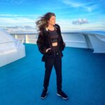 Joyce Ilg Instagram – Grüße vom „Traumschiff“! Noch ist es kühl draußen, aber in ein paar Tagen kommen wir in der Karibik an. 🌞 Ich hatte bisher nur Lese-, Kostüm- & Maskenprobe, aber übermorgen ist endlich mein erster Drehtag!