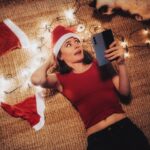 Joyce Ilg Instagram – *Werbung 🎅❤️
Ich wünsche mir zu Weihnachten leuchtende Nippel 😂. Und ihr so? Ich hab grade wieder Kater-Gaston-Besuch und wir schauen manchmal zusammen ein paar Weihnachtsfilme auf dem #GalaxyFold3 – das große Display bietet sich mega an für sowas, denn dann bin ich nicht auf dem Sofa gefangen, sondern kanns mit in die Küche neben, aufs Klo oder wohin auch immer. #SamsungXmasMoments #TeamGalaxy @samsunggermany