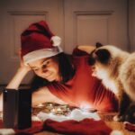 Joyce Ilg Instagram – *Werbung 🎅❤️
Ich wünsche mir zu Weihnachten leuchtende Nippel 😂. Und ihr so? Ich hab grade wieder Kater-Gaston-Besuch und wir schauen manchmal zusammen ein paar Weihnachtsfilme auf dem #GalaxyFold3 – das große Display bietet sich mega an für sowas, denn dann bin ich nicht auf dem Sofa gefangen, sondern kanns mit in die Küche neben, aufs Klo oder wohin auch immer. #SamsungXmasMoments #TeamGalaxy @samsunggermany