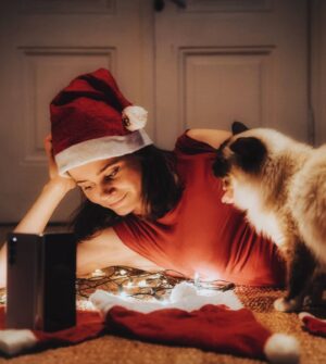 Joyce Ilg Instagram - *Werbung 🎅❤️
Ich wünsche mir zu Weihnachten leuchtende Nippel 😂. Und ihr so? Ich hab grade wieder Kater-Gaston-Besuch und wir schauen manchmal zusammen ein paar Weihnachtsfilme auf dem #GalaxyFold3 - das große Display bietet sich mega an für sowas, denn dann bin ich nicht auf dem Sofa gefangen, sondern kanns mit in die Küche neben, aufs Klo oder wohin auch immer. #SamsungXmasMoments #TeamGalaxy @samsunggermany
