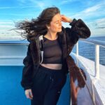 Joyce Ilg Instagram – Grüße vom „Traumschiff“! Noch ist es kühl draußen, aber in ein paar Tagen kommen wir in der Karibik an. 🌞 Ich hatte bisher nur Lese-, Kostüm- & Maskenprobe, aber übermorgen ist endlich mein erster Drehtag!