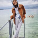 Joyce Ilg Instagram - Dem inneren Kind sollte man Aufmerksamkeit schenken. Was habt ihr als Kind gerne gemacht & macht es heute noch gerne? Ich sollte vor Kurzem spontan ohne nachzudenken aufschreiben, was ich als Kind gern gemacht habe. Raus kam: Toben 😍😂 >>> Warum bin ich eigentlich so warm angezogen & @marc_rene_lochmann & @deinwasserexperte gehen schwimmen? 😂🤷🏻‍♀️ #goodvibes #summervibes