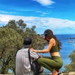 Joyce Ilg Instagram - Wir haben extra für euch ein gestelltes Pärchenbild mit Selbstauslöser gemacht ❤️ und einen romantischen Songtext rausgesucht: „You are my favorite place to go, you’re at the end of my favorite road“ #couplegoals #travelcouple #love