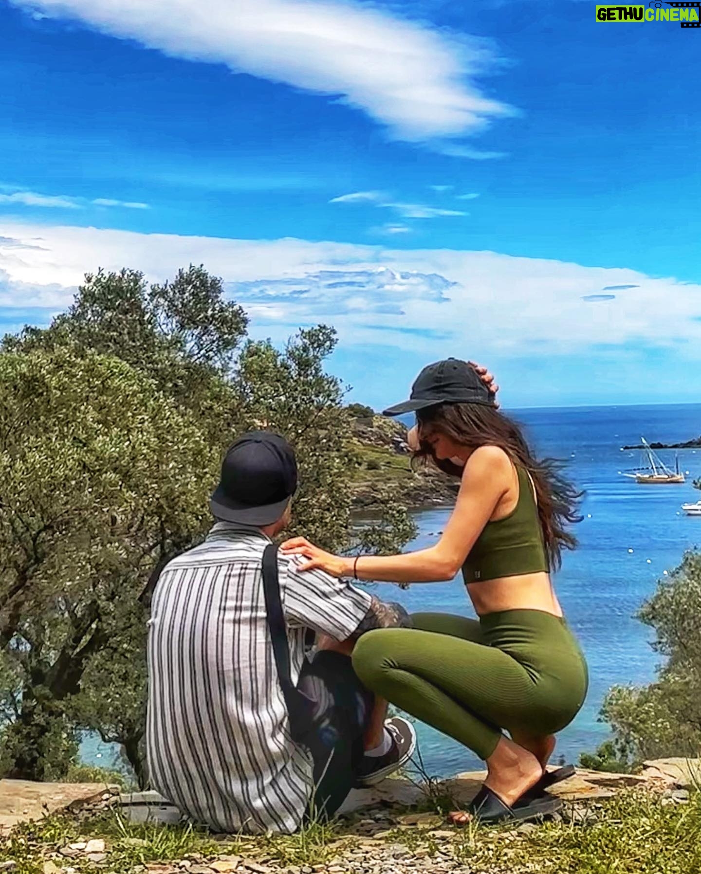 Joyce Ilg Instagram - Wir haben extra für euch ein gestelltes Pärchenbild mit Selbstauslöser gemacht ❤️ und einen romantischen Songtext rausgesucht: „You are my favorite place to go, you’re at the end of my favorite road“ #couplegoals #travelcouple #love